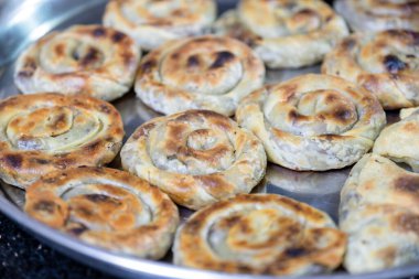 Vintage Oven Delights: Enfes Doldurulmuş Pastalar Eski Fırında Fırın Bekliyor, Bir Mutfak Geleneği