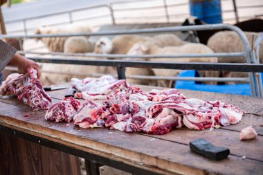 Bütün işler bittikten ve pişirilmeye hazır olduktan sonra ahşap kesme tahtasındaki et parçaları daha az şanslı insanlara ve fakir insanlara verilir ve yenir.