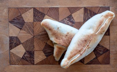 Arabesk ahşap zemin üzerinde Arapça hamur işleri