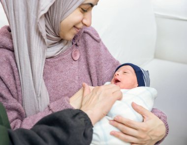 Anne kız ve bebek, çok nesilli aile beyaz arka planda mutlu hissediyorlar.