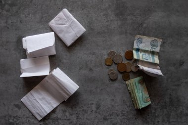 Her iki taraftaki para ve banknotlar gri arkaplandaki nakit akışını temsil ediyor