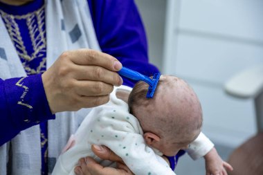 Küçük kız saçını jiletle tıraş ediyor. 1 ay boyunca tıraş olmak.