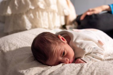 Bebek gece uyanır ve ebeveynlerin uyumasını engeller.