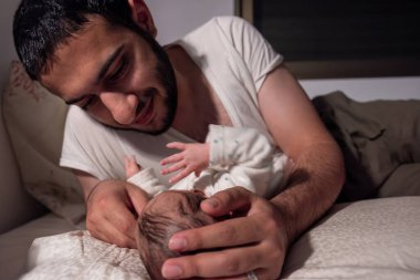 Bebek gece uyanır ve ebeveynlerin uyumasını engeller.