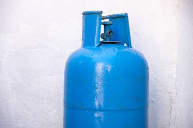 Beyaz zemin üzerinde mavi gaz tüpü LPG silindir pişirme gazı