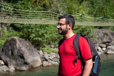 Nehrin arkasındaki macerada erkek portresi