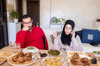 Erkek, yemek sırasında taşınabilir kullanım nedeniyle rahatsız olur