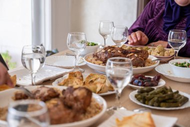 Modern oturma odasında, çok nesilli üyelerle birlikte yemek yiyorlar.