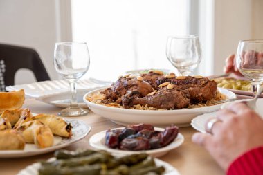 Modern ahşap yemek masası.