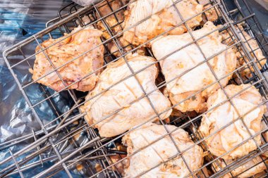 Tatilde mangal kömüründe pişmeye hazır çiğ tavuk parçaları.