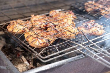 Aile zamanı ve boş zamanı için kömürde piknikte barbekü hazırlamak