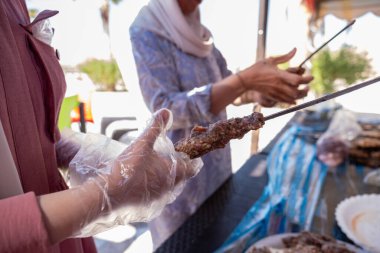 Kadınlar sadece tatillerinde birbirlerine yardım ederler. Barbeküyü de hazırlarlar.