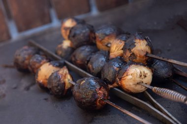 Kömürde mangal yapan sebzeler soğanlı ve domatesli ateş ve dumanlı