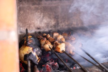 Eğlence gezisi sırasında kuzu ızgara kömür.