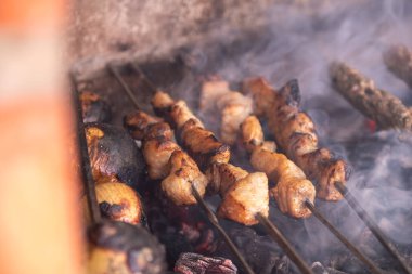 Kızarmış tavuklar ateşte kızartılıyor..