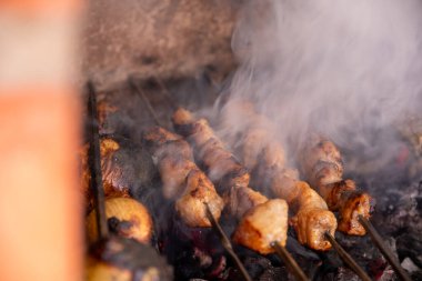 Eğlence gezisi sırasında kuzu ızgara kömür.