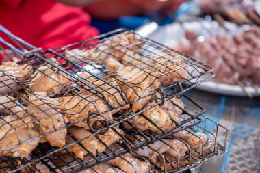 Aile zamanı ve boş zamanı için kömürde piknikte barbekü hazırlamak