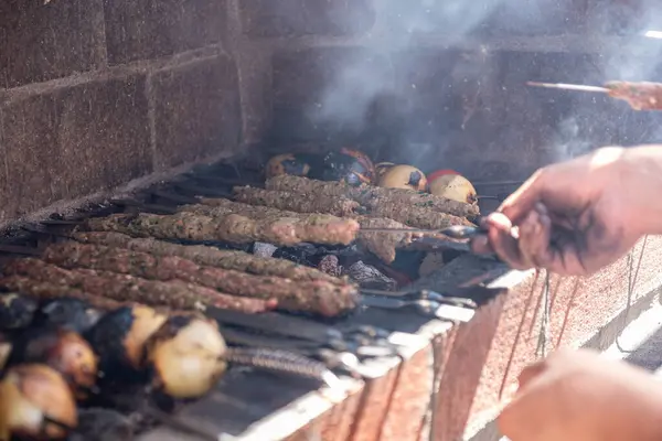 Eller parti zamanı taş ocağında barbekü hazırlıyor.