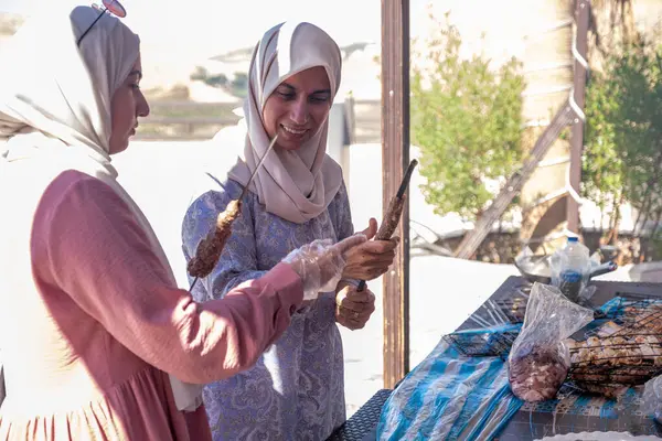 Kadınlar sadece tatillerinde birbirlerine yardım ederler. Barbeküyü de hazırlarlar.