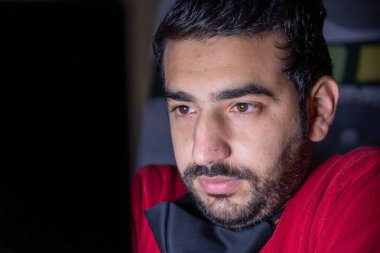 Gece geç saatlere kadar çalışan genç bir erkek yalnız başına kodluyor ve kış boyunca tatilde ailesi olmadan üşüyor.