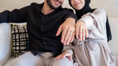 Müslüman çiftler gülümsüyor ve anne ve baba olmak için neşeli.