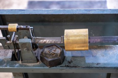 Geri dönük hafif ağır ögeler için kullanılan mekanik denge ölçeği