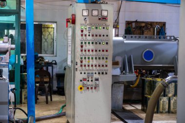 Zeytin yağı üretiminde baskı makineleri için kullanılan endüstriyel kontrol paneli