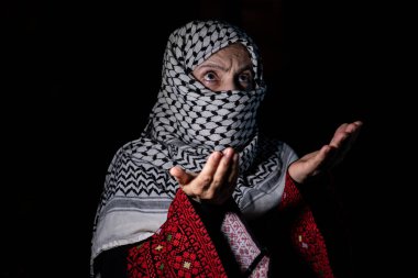 Yüzünde beyaz keffiyeh ile Allah 'a dua eden kişinin portresi