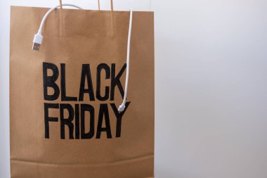 Kara Cuma alışveriş çantası siyah ve kırmızı renklerle izole edilmiş ve yazma alanı oluşturulmuş.