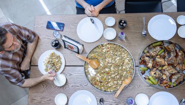 Çok nesildir dedemle yemek yiyoruz.