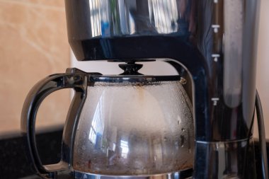 Çalışırken beyaz arka planlı Amerikan kahve makinesi