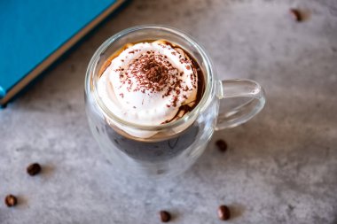 Gri arkaplan ve kitaptaki kahve fincanı için en üst manzara