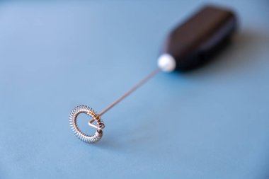 Kahveyi karıştırmak ve köpük yapmak için kullanılan elektrikli kahve köpüğü makinesi.
