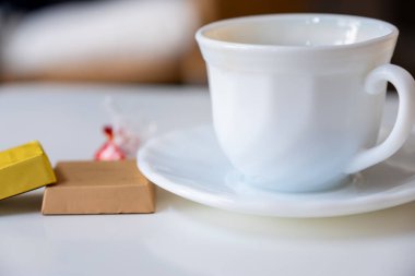 Oturma odasındaki masada bir fincan çikolatalı kahve.