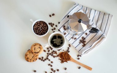 Kahve seti espresso kazanı, topraklanmış kahve ve beyaz arka planda kahve.