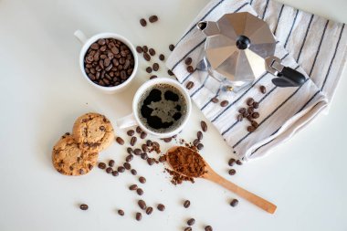 Kahve seti espresso kazanı, topraklanmış kahve ve beyaz arka planda kahve.