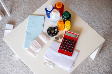 Masa para faturaları ve ilaç organizatöründen oluşur