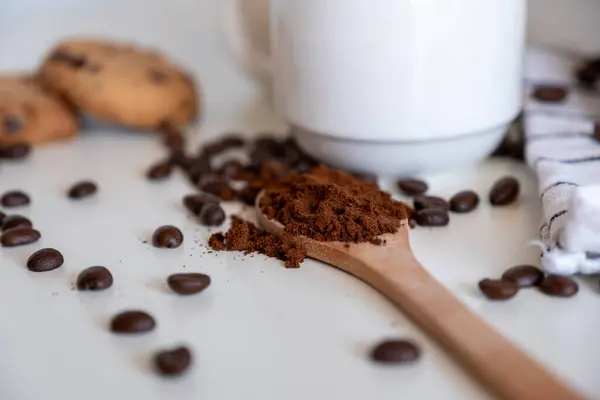 Kahve seti espresso kazanı, topraklanmış kahve ve beyaz arka planda kahve.
