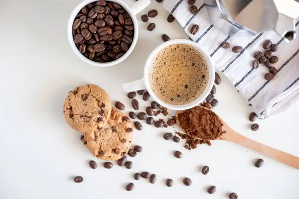 Kahve seti espresso kazanı, topraklanmış kahve ve beyaz arka planda kahve.