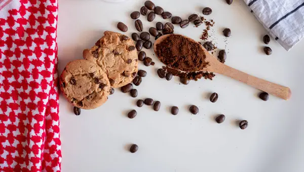 Kahveli espresso ısıtıcısı ve beyaz arka planda Arap shmagh 'lı kahve çekirdekleri.