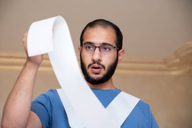 Adam ödemesi gereken faturaları görünce şok oldu.