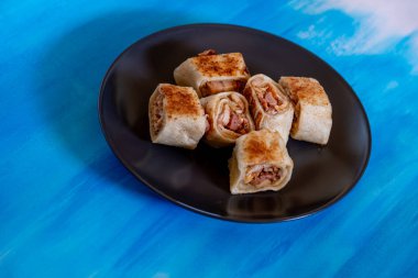 Mavi arkaplan izolasyonu ve kopyalama alanı içeren siyah plaka parçaları