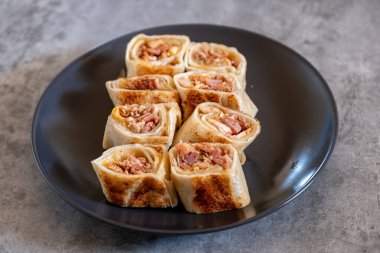 Gri arkaplan izolasyonlu siyah plaka üzerinde Shawarma parçaları