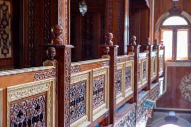 Arap ahşap süslemeleri olan ikinci kat için mescid duvarı ya da bariyer