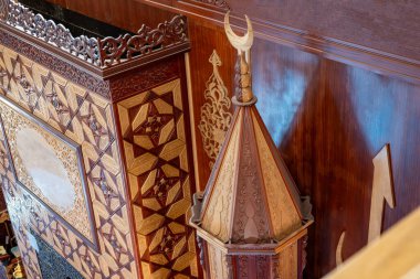 Mavi halılı ahşaptan yapılmış bir iç tasarım.