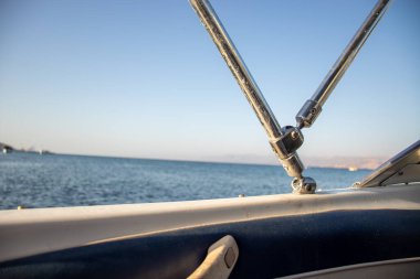 Gemi sahibi için top ve eklem, arka planda deniz olan statik mühendislik teknolojisi.