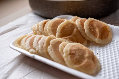 Katayef tabağı doldurulmaya ve ahşap masaya konmaya hazır.