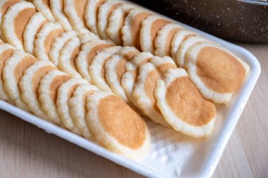 Katayef tabağı doldurulmaya ve ahşap masaya konmaya hazır.