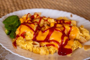 Yanında ketçap soslu yumurta ve peynir. Biraz da avokado.