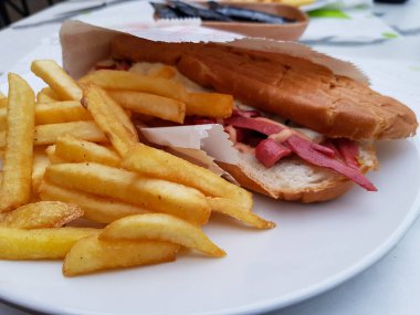 Sujuk köftesinin yakın görüntüsü kağıttır.